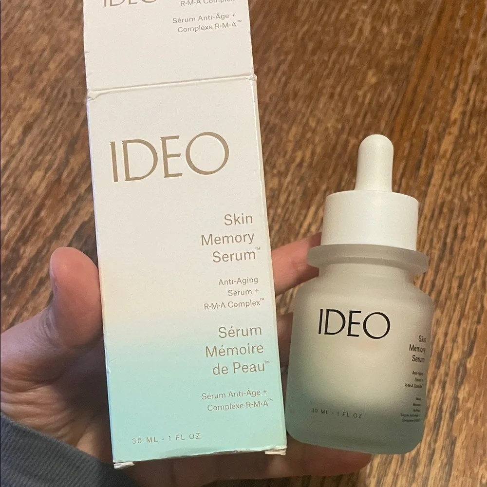 Skin Memory Serum - White and Cream